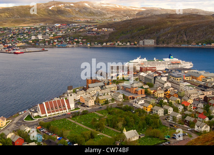 Les bateaux de pêche et ses maisons colorées dans le port de Hammerfest, dans le Nord de la Norvège, la Norvège Fjordlands, Hammerfest Banque D'Images