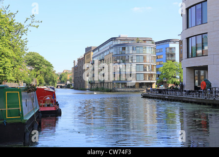 Bassin Battlebridge sur Regent's Canal off York Way par le centre des arts visuels, Place Kings, à Londres, Angleterre, RU Banque D'Images