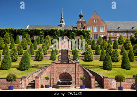 Couple de personnes âgées dans le jardin baroque du monastère avec Kamp, l'Allemagne, en Rhénanie du Nord-Westphalie, Ruhr, Kamp-Lintfort Banque D'Images