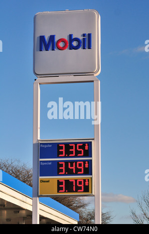 Northern Illinois service station prix du gaz sur un signe facilement modifiable pour accommoder les changements fréquents au prix. Banque D'Images