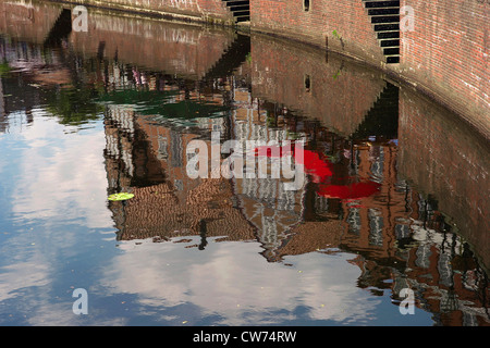 Reflet de la rangée de maisons à la promenade dans l'eau de la vieille hanse-port, ALLEMAGNE, Basse-Saxe, Stade Banque D'Images