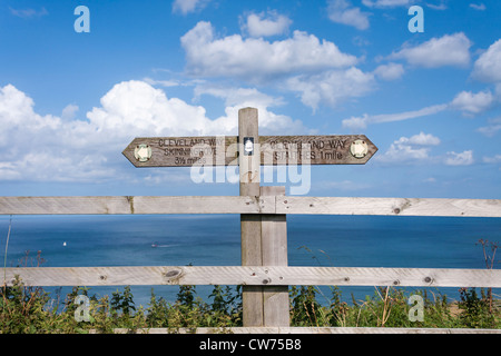 Cleveland way sign sur boulby bank en direction de Staithes et Skinningrove. Banque D'Images