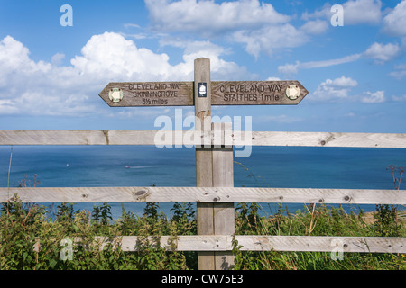 Cleveland way sign sur boulby bank en direction de Staithes et Skinningrove. Banque D'Images