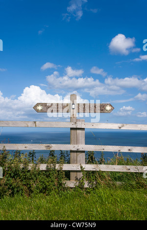 Cleveland way sign sur boulby bank en direction de Staithes et Skinningrove. Banque D'Images