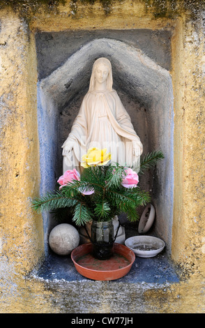 Statue de la Vierge Marie, village de montagne, Dolcedo Valloria district, Italie, Ligurie, Riviera dei Fiori Banque D'Images