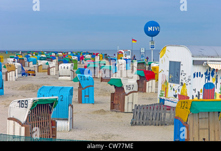 Chaises de plage en osier couvert sur la plage, l'ALLEMAGNE, Basse-Saxe, Aurich, Holtgast Banque D'Images