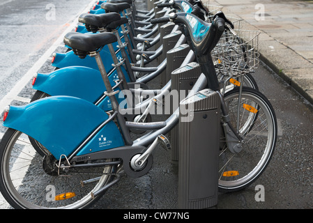 Un service de location de vélos à l'une des stations de Dublinbikes, Dublin, Irlande, Europe. Banque D'Images