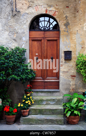 Porte de l'ancien italien maison en pierre, Italie, Toscane, Val d'Orcia Banque D'Images