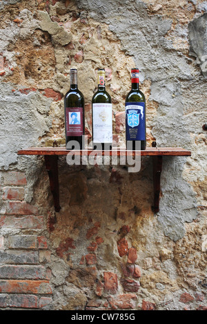 Trois bouteilles de vin sur la tablette, Italie, Toscane, Val d'Orcia Banque D'Images