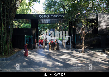 Les visiteurs à l'entrée du centre de méditation International d'Osho Banque D'Images