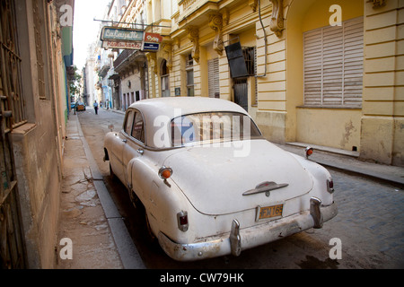 Old vintage Années 1950 voiture garée sur la rue à La Havane Cuba Banque D'Images