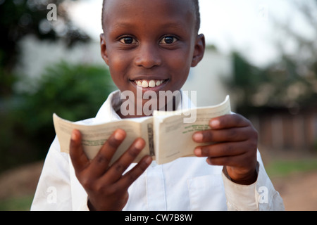 Petit garçon dans un livret de lecture, au Burundi, Bujumbura Mairie, Bujumbura Banque D'Images