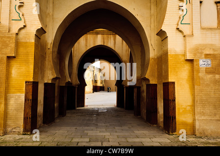 Libre d'une série de courbes de style mauresque arches passage dans la cour intérieure de la mosquée de Fès, Maroc Banque D'Images