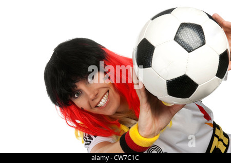 Fan de football féminin avec perruque et football, Allemagne Banque D'Images