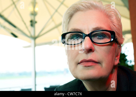 Portrait d'une belle femme aux cheveux blancs avec des lunettes à la mode Banque D'Images