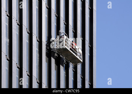 Nettoyant à vitre immeuble de bureaux modernes, l'Allemagne, l'Nordrhein-Westfahlen, Duesseldorf Banque D'Images