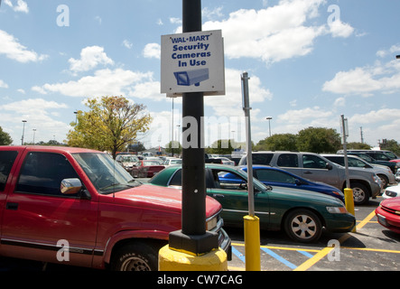 En signe de stationnement du magasin Wal-Mart à San Marcos, Texas indiquant l'utilisation de la surveillance vidéo. Banque D'Images