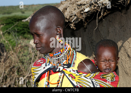 Les femmes Masai et enfant à leur hutte , Kenya, Samburu National Park Banque D'Images