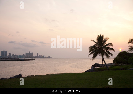 Coucher de soleil sur le golfe du Mexique avec des toits de La Havane Cuba Banque D'Images