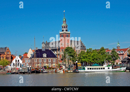 Voir dans le port dominé par la mairie, l'ALLEMAGNE, Basse-Saxe, Frise Orientale, Leer Banque D'Images