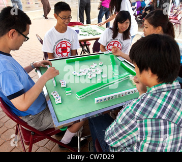 Comment jouer à Mahjong jeunes Chinois, Chinatown, Winnipeg, Manitoba, Canada Banque D'Images