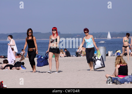 Les baigneurs sur une plage de la mer Baltique ensoleillée , Allemagne, Schleswig-Holstein, Luebeck, Travemuende Banque D'Images