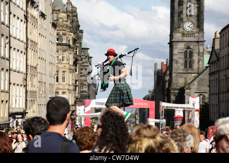 Artiste de rue Colin en kilt au Edinburgh Festival Fringe en Ecosse, Royaume-Uni Banque D'Images