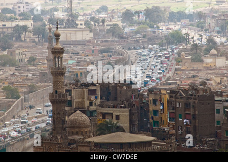 La circulation sur l'avenue Salah Salem El près de Citadel Le Caire Égypte Banque D'Images