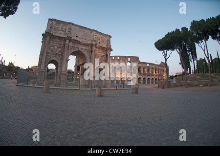 De Fisheye l'Arc de Constantin, (Arco di Costantino) avec le Colisée en arrière-plan, Rome, Italie, Europe Banque D'Images