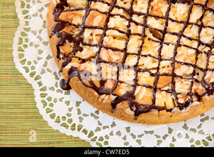 Gâteau aux pommes sur la table de thé joliment décorées Banque D'Images