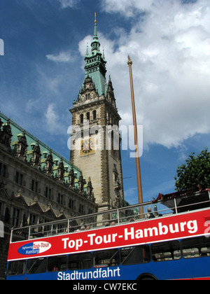 Bus touristique pendant le tour de ville se tient juste en face de l'hôtel de ville de Hambourg, Allemagne, Hambourg Banque D'Images