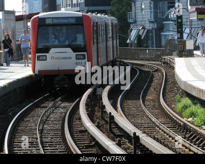 Train à Hambourg est conduite sur des pistes sinueuses dans la direction de Berliner Tor, l'Allemagne, Hambourg Banque D'Images