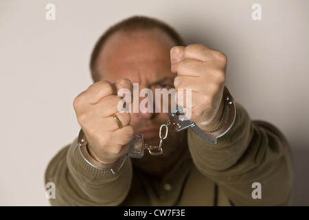 Libre de ses poings fermés dans des menottes Banque D'Images