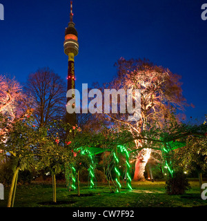 Au crépuscule, Westfalenpark lumineux tour de télévision Florian en arrière-plan, l'Allemagne, en Rhénanie du Nord-Westphalie, Ruhr, Dortmund Banque D'Images