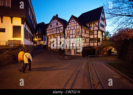 Maison à colombages dans la vieille ville à l'heure bleue, l'Allemagne, en Rhénanie du Nord-Westphalie, Muelheim an der Ruhr Banque D'Images