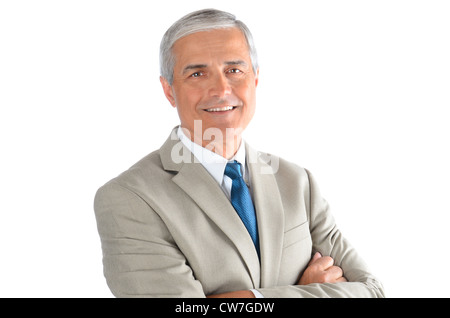 Portrait of a smiling middle aged businessman wearing a light tan costume avec une cravate bleu et les bras croisés. Banque D'Images