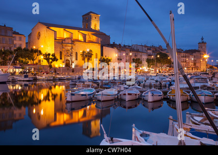 Twilight sur Eglise Notre Dame de l'Assomption dans la ville portuaire de La Ciotat le long de la Côte d'Azur, Provence France Banque D'Images