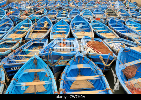 Bateaux de pêche dans le port bleu, Maroc, Essaouira Banque D'Images