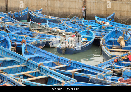 Bateaux de pêche dans le port bleu, Maroc, Essaouira Banque D'Images