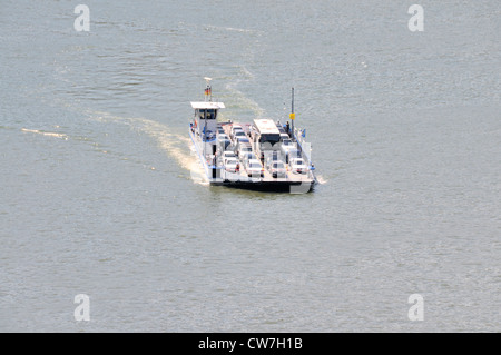 Car-ferry sur le Rhin, en Allemagne, en Hesse, Oberes Mittelrheintal, Rheingau Banque D'Images