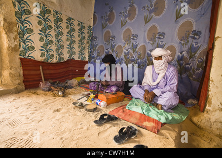 Deux touaregs assis dans une boutique de souvenirs à la vieille ville, la Libye, Ghat Banque D'Images