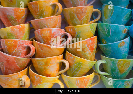 Marché des potiers, tasses colorées, Germany, Bavaria, Diessen am Ammersee Banque D'Images