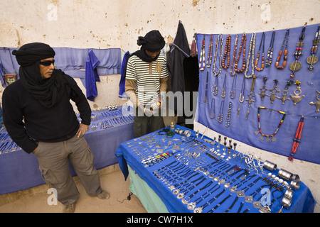 Deux touaregs assis dans une boutique de souvenirs à la vieille ville, la Libye, Ghat Banque D'Images