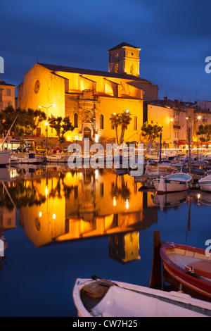 Twilight sur Eglise Notre Dame de l'Assomption dans la ville portuaire de La Ciotat le long de la Côte d'Azur, Provence France Banque D'Images