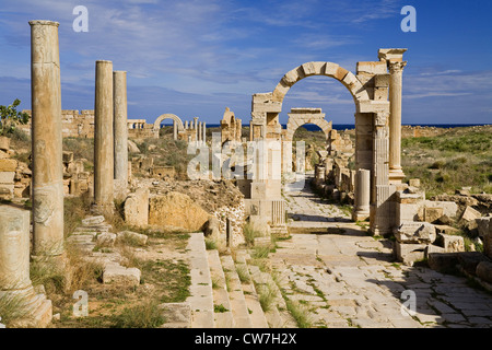 Via Trionfale avec l'arc de Trajan à l'avant- et l'Arc de Tibère à l'arrière-plan, la Libye, Leptis Magna Banque D'Images