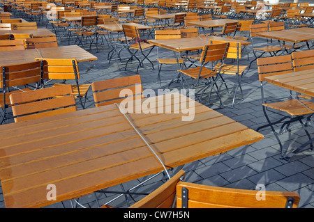Un bureau vide et une chaise dans un jardin de la bière, l'Allemagne, à Heumarkt-du-Nord-Westphalie, Cologne Banque D'Images