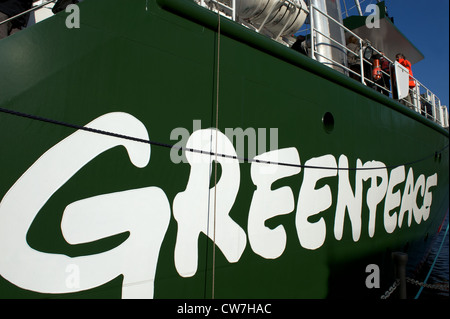 Rainbow Warrior III Nom et logo sur le côté du navire de Greenpeace, avec les visiteurs sur le pont, Londres, UK Banque D'Images