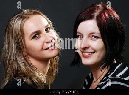 Portrait de deux copines, à la recherche dans l'appareil photo Banque D'Images