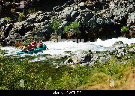 Raftling sur la fourche sud de la rivière Trinity, en Californie , USA Banque D'Images