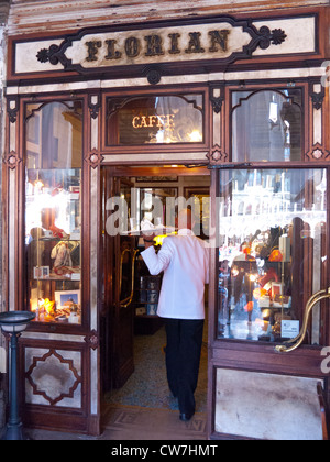 Un serveur au café Florian sur la place Saint Marc Venise, Italie Banque D'Images